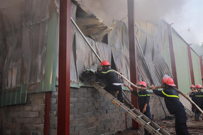 Hà Nội: Cháy lớn tại khu vực đường Phạm Văn Đồng ảnh 3