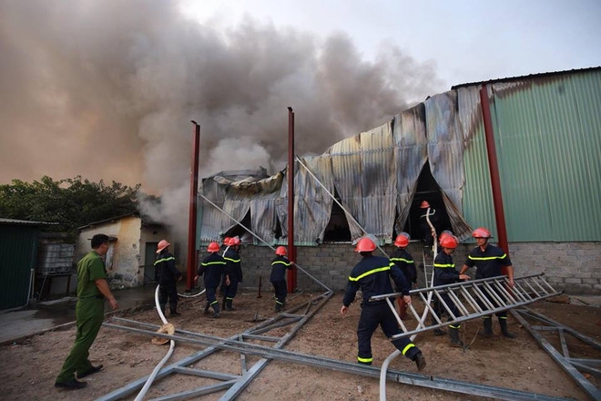 Hà Nội: Cháy lớn tại khu vực đường Phạm Văn Đồng ảnh 8