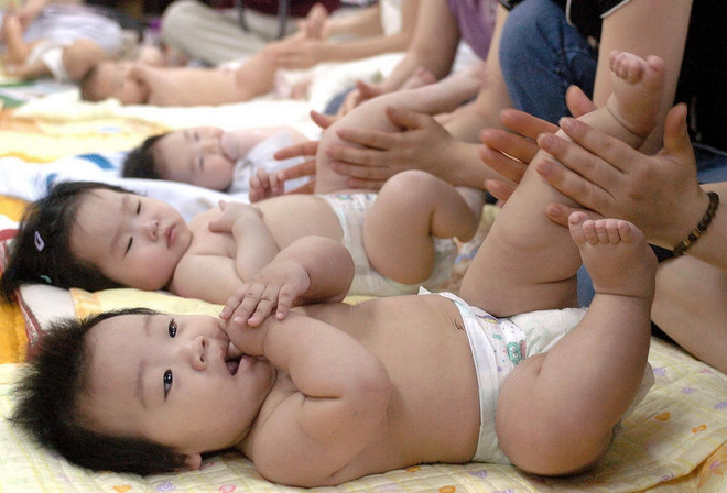 Chăm sóc trẻ sơ sinh tại Seoul, Hàn Quốc. (Ảnh: AFP/TTXVN) ttxvn_sinh con (2).jpg