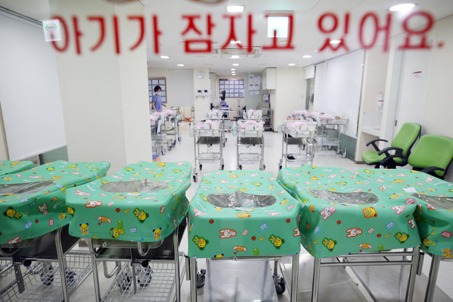 Khoa sơ sinh tại bệnh viện sản ở Seoul, Hàn Quốc. (Ảnh: Yonhap/TTXVN) ttxvn_sinh con (3).jpg