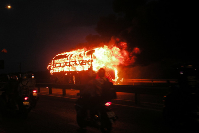 Xe khách bốc cháy trên quốc lộ 1A, hàng chục người thoát nạn ảnh 1