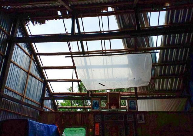 Một căn nhà bị tốc mái do dông lốc. (Ảnh minh họa: TTXVN phát) Thái Nguyên: Mưa dông làm 2 người tử vong do sét đánh ảnh 1