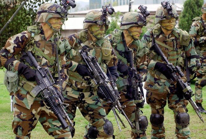 Binh sỹ thuộc Lực lượng Mỹ tại Hàn Quốc (USFK) làm nhiệm vụ tại căn cứ quân sự Yongsan ở thủ đô Seoul của Hàn Quốc, ngày 25/4/2003. (Ảnh: AFP/TTXVN) USFK dừng hoạt động đơn vị đồn trú Yongsan trong năm nay ảnh 1