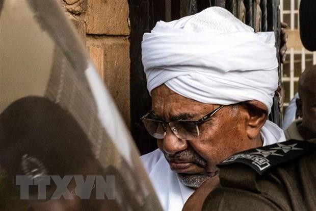 Lực lượng an ninh áp giải cựu Tổng thống Sudan Omar al-Bashir từ nhà tù Kober tới văn phòng công tố ở phía Bắc thủ đô Khartoum ngày 16/6 vừa qua. (Nguồn: AFP/TTXVN) Sudan: Cựu Tổng thống al-Bashir chính thức bị buộc tội tại tòa ảnh 1