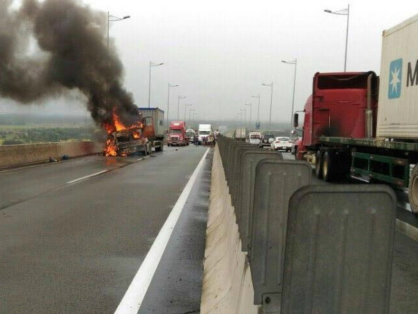 Container đang chạy bốc cháy, cao tốc Long Thành kẹt cứng ảnh 1