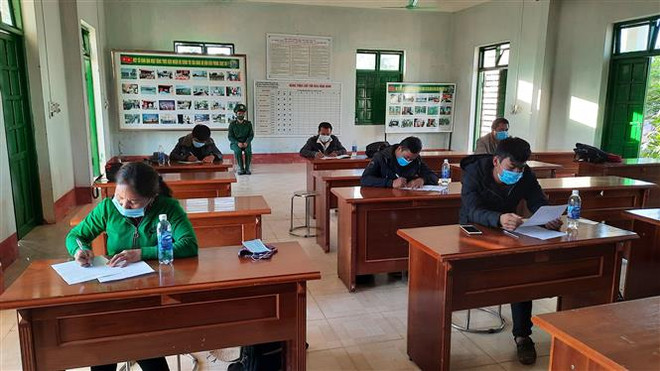 Các đối tượng viết tường trình tại cơ quan công an. (Ảnh: TTXVN phát) Kon Tum: Phát hiện và bắt giữ 6 đối tượng nhập cảnh trái phép ảnh 1