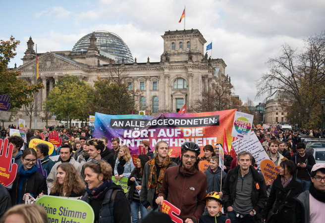 Người dân tuần hành tại Berlin phản đối sự hiện diện của AfD tại Quốc hội liên bang Đức ngày 22/10. (Ảnh: AFP/TTXVN) Đức: Tuần hành phản đối AfD hiện diện tại Quốc hội liên bang ảnh 1