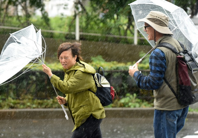 Nhật Bản: Hàng chục nghìn người được khuyến cáo sơ tán do bão ảnh 1