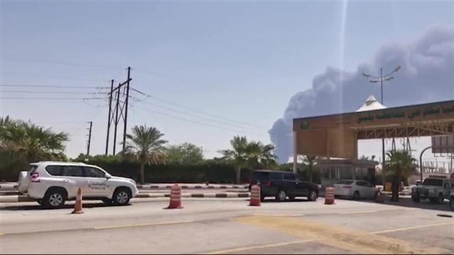 Khói bốc lên từ nhà máy lọc dầu Aramco ở Abqaiq, miền Đông Saudi Arabia sau vụ tấn công ngày 14/9. (Ảnh: AFP/TTXVN) LHQ: Cần có kết quả điều tra quốc tế về các vụ tấn công ở Saudi Arabia ảnh 1