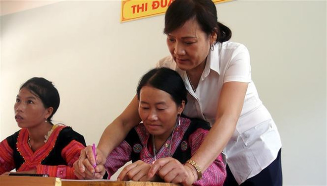 Cô giáo góp phần thay đổi cuộc sống của đồng bào Mông ở Hang Kia ảnh 1