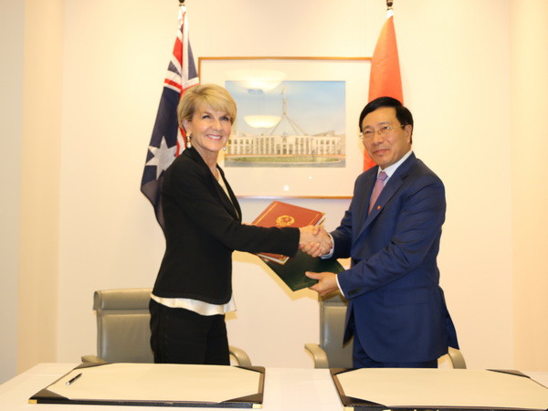 Phó Thủ tướng Phạm Bình Minh và Ngoại trưởng Australia Julie Bishop tại lễ ký kết Chương trình hành động giai đoạn 2016-2019. (Ảnh: Khánh Linh/TTXVN) Australia sẽ tạo điều kiện thuận lợi cho hàng nông thủy sản Việt Nam ảnh 1