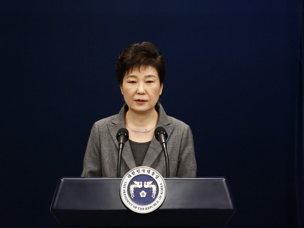 Tổng thống Hàn Quốc Park Geun-hye trong bài phát biểu tại thủ đô Seoul ngày 29/11. (Nguồn: AFP/TTXVN) Bà Park Geun-hye sẽ tuân thủ mọi quyết định của Quốc hội ảnh 1