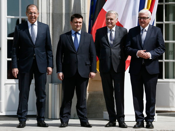 Ngoại trưởng Nga Sergei Lavrov, Ngoại trưởng Ukraine Pavlo Klimkin, Ngoại trưởng Pháp Jean-Marc Ayrault và Ngoại trưởng Đức Frank-Walter Steinmeier trước một cuộc họp Nhóm bộ tứ ở Berlin. (Nguồn: EPA/TTXVN) Nhóm bộ tứ Normandy vẫn không đạt đột phá về vấn đề Ukraine ảnh 1