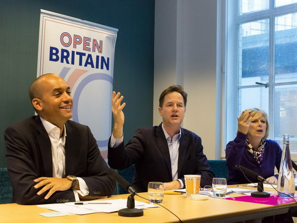 (Từ trái sang) Các nghị sỹ Chuka Umunna, Nick Clegg và Anna Soubry tại một sự kiện của Open Britain. (Nguồn: independent.co.uk) Nghị sỹ ba chính đảng Anh vận động ngăn chặn Brexit “cứng” ảnh 1