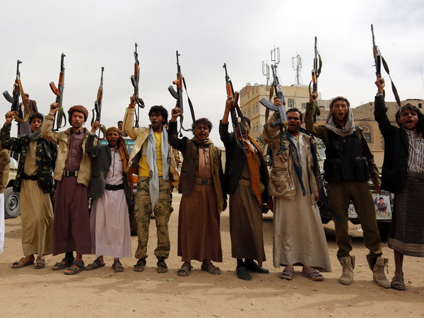 Phiến quân Houthi tại một khu vực ở thủ đô Sanaa. (Nguồn: EPA/TTXVN) Phát hiện bằng chứng Iran cung cấp vũ khí cho phiến quân Yemen ảnh 1