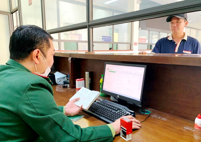 Lực lượng Biên phòng hoạt động trực tiếp tại cửa khẩu quốc tế Cha Lo luôn nâng cao tinh thần trách nhiệm trong công tác chuyên môn, nghiệp vụ cửa khẩu. (Ảnh: Thành Luân/TTXVN phát) ttxvn-quang-binh-la-chan-thep-giu-vung-an-ninh-an-toan-khu-bien-gioi-cua-khau3-8465.jpg