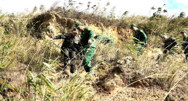 Các cán bộ, chiến sỹ Đồn Biên phòng cửa khẩu quốc tế Cha Lo, Bộ đội Biên phòng Quảng Bình luôn bám sát địa bàn, bảo vệ vững chắc chủ quyền thiêng liêng của Tổ quốc. (Ảnh: TTXVN phát) ttxvn-quang-binh-la-chan-thep-giu-vung-an-ninh-an-toan-khu-bien-gioi-cua-khau2-4274.jpg