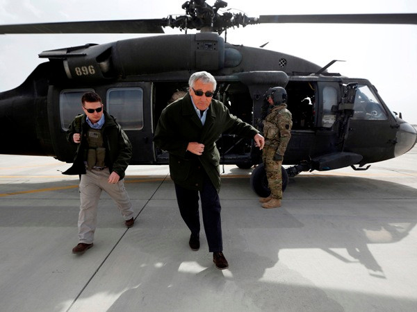 Bộ trưởng Chuck Hagel trong chuyến đi thăm các đơn vị Mỹ đóng tại Bagram, Afghanistan. (Ảnh: vosizneias.com) Mỹ thanh tra toàn bộ lực lượng hạt nhân sau nhiều sự cố ảnh 1