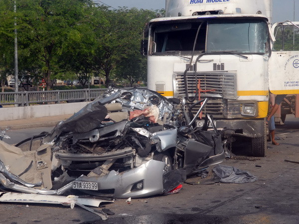 TP.HCM: Xe container đâm nát xe 7 chỗ khiến 5 người tử vong ảnh 1