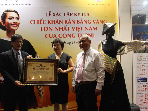 Kỷ lục về chiếc khăn rằn bằng vàng lớn nhất Việt Nam ảnh 1