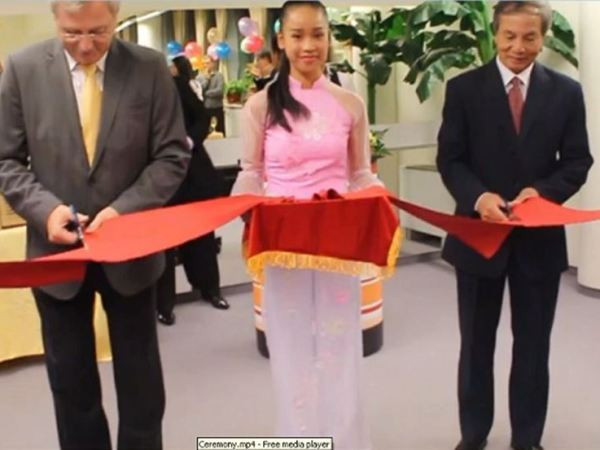 Người Việt tại Hungary xây dựng tủ sách cộng đồng ảnh 1