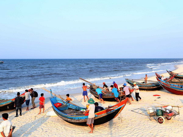 Quảng Trị tạm cấp 680 tỷ đồng cho người dân bị sự cố môi trường biển ảnh 1