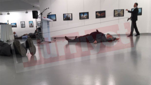 Hình ảnh từ hiện trường vụ tấn công đại sứ Andrey Karlov. (Nguồn: Hurriyet) Hình ảnh gây sốc từ vụ nổ súng vào đại sứ Nga ở Thổ Nhĩ Kỳ ảnh 1