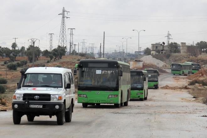 Đoàn xe chở người sơ tán khỏi thành phố Aleppo. (Nguồn: AFP) Thêm 1.000 người chạy khỏi Aleppo trong cuộc sơ tán mới ảnh 1