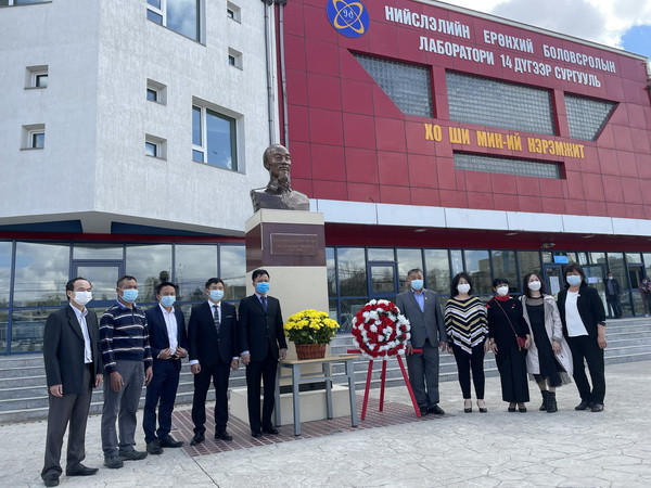 Lễ dâng hoa tại tượng đài Bác Hồ ở Mông Cổ. (Ảnh: TTXVN phát) Mông Cổ: Thầy-trò Trường Hồ Chí Minh nguyện xứng đáng mang tên Người ảnh 1