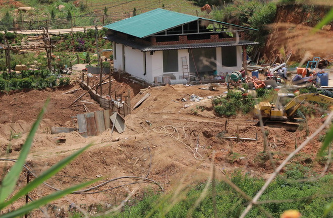 Ngang nhiên khai thác cát trái phép ngay giữa thành phố Đà Lạt ảnh 1