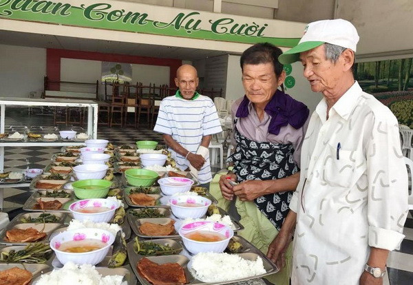 Ấm lòng bữa cơm 2.000 đồng dành cho người lao động nghèo ảnh 1