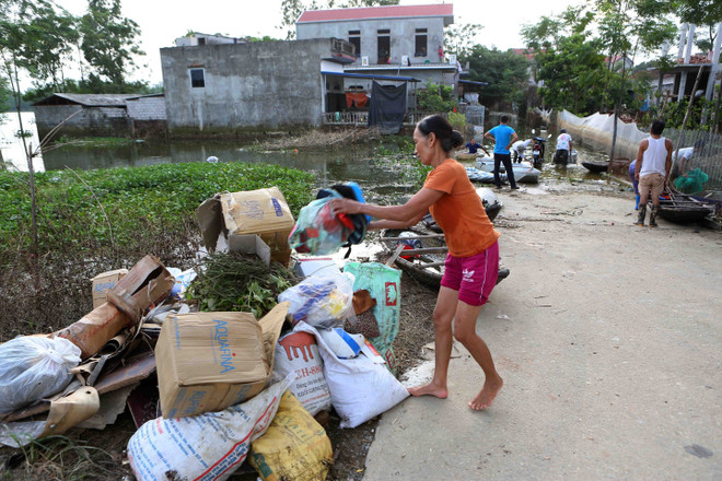 Đảm bảo nước sạch, vệ sinh môi trường, quản lý chất thải sau bão lũ ảnh 2