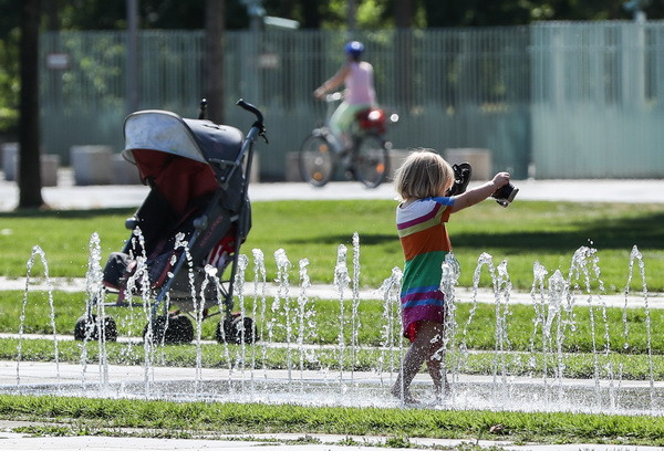 Cuộc sống của người dân châu Âu bị đảo lộn vì nắng nóng ảnh 2