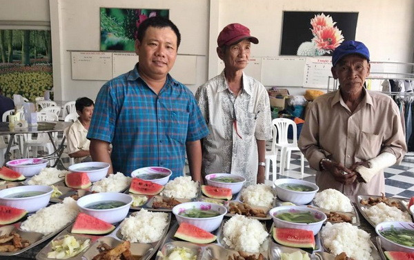 Ấm lòng bữa cơm 2.000 đồng dành cho người lao động nghèo ảnh 2
