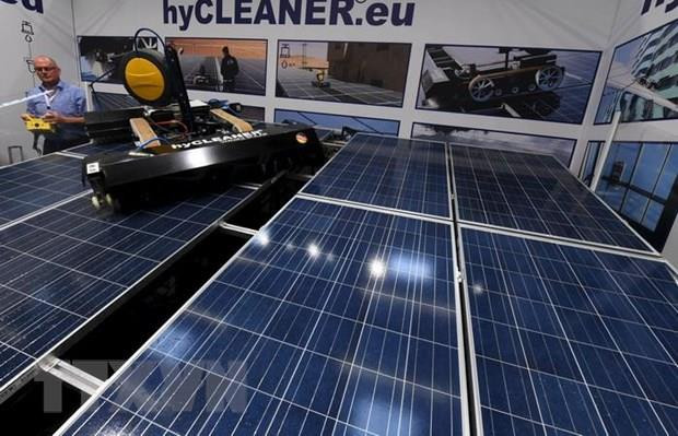 Những tấm pin năng lượng Mặt Trời. (Nguồn: AFP/TTXVN) Giới chuyên gia đưa ra khuyến cáo về pin năng lượng Mặt Trời ảnh 1