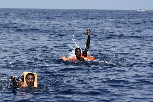 Italy cứu được hơn 700 người di cư trên biển Địa Trung Hải ảnh 1