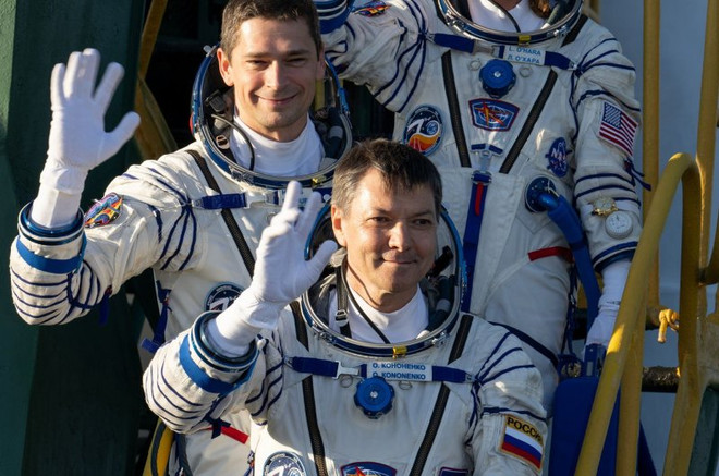 Phi hành gia Nga hoàn thành đi bộ ngoài không gian gần 8 tiếng đồng hồ ảnh 1