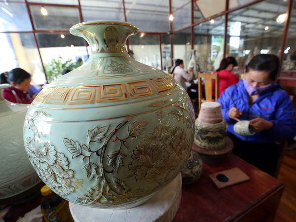 Sản phẩm gốm Chu Đậu vẽ vàng kim đặc biệt hút khách du lịch ảnh 1