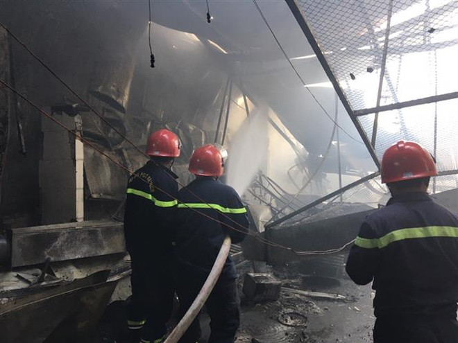 Bình Dương: Cháy công ty gỗ khiến một phần khu nhà xưởng đổ sập ảnh 1