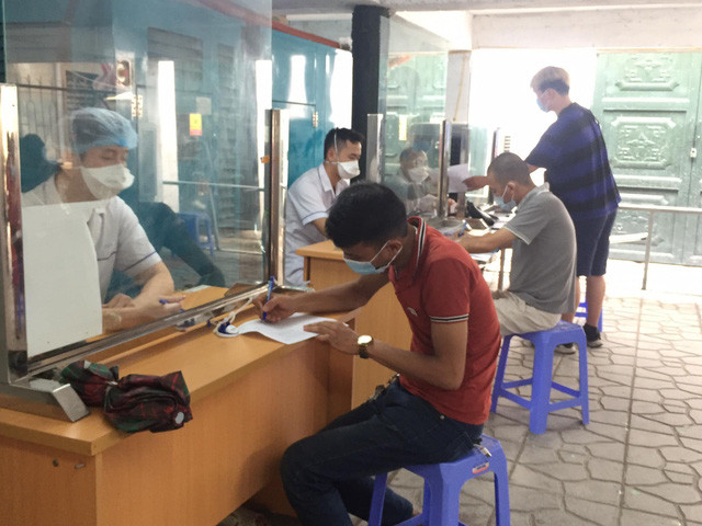 Người dân khai báo y tế khi đến Bệnh viện Phổi Trung ương. (Nguồn: ncov.moh.gov.vn) Bệnh viện Phổi Trung ương phải chủ động phòng ngừa tình huống xấu ảnh 1