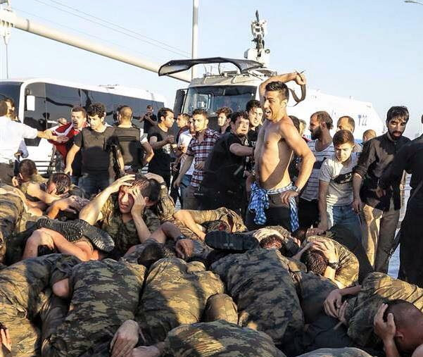 Lính đảo chính bị người biểu tình chặt đầu ở Thổ Nhĩ Kỳ ảnh 1