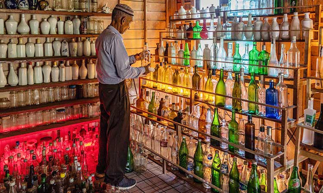 Độc đáo bảo tàng trưng bày vỏ chai nhặt trên các bãi biển ảnh 1