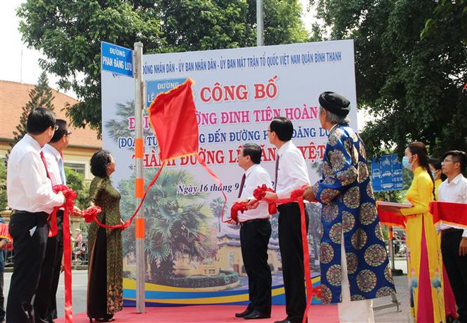 Lãnh đạo Thành phố Hồ Chí Minh và đại diện các đơn vị liên quan thực hiện nghi thức đổi tên đường Đinh Tiên Hoàng (đoạn từ cầu Bông đến Phan Đăng Lưu) thành đường Lê Văn Duyệt. (Ảnh: Mỹ Phương/TTXVN) Thành phố Hồ Chí Minh công bố đặt tên đường Lê Văn Duyệt ảnh 1