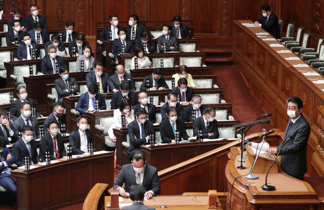 Thủ tướng Nhật Bản Shinzo Abe (phải) phát biểu tại một phiên họp của Hạ viện tại Tokyo. (Ảnh: AFP/ TTXVN) Cơ hội “giải tán Hạ viện” của Thủ tướng Abe ngày càng thu hẹp ảnh 1