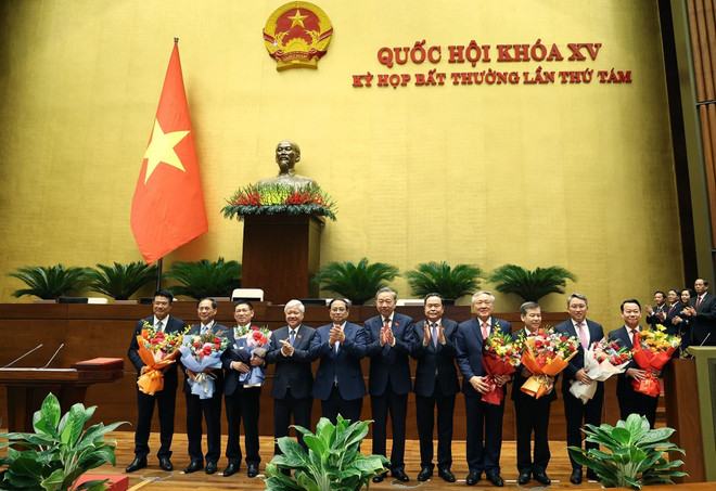 Lãnh đạo Đảng, Nhà nước tặng hoa chúc mừng các tân Phó Thủ tướng, Bộ trưởng, Chánh án Tòa án Nhân dân tối cao, Viện trưởng Viện Kiểm sát Nhân sân tối cao. (Ảnh: TTXVN) ttxvn_2608_3 thu tuong (2).jpg