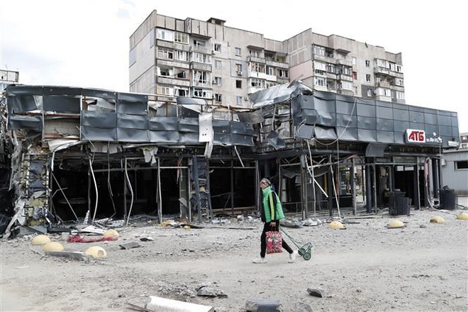 Tòa nhà bị hư hại do xung đột tại Mariupol, Ukraine. (Ảnh: THX/TTXVN) Nhật Bản đã công bố Sách trắng Quốc phòng năm 2022 ảnh 1
