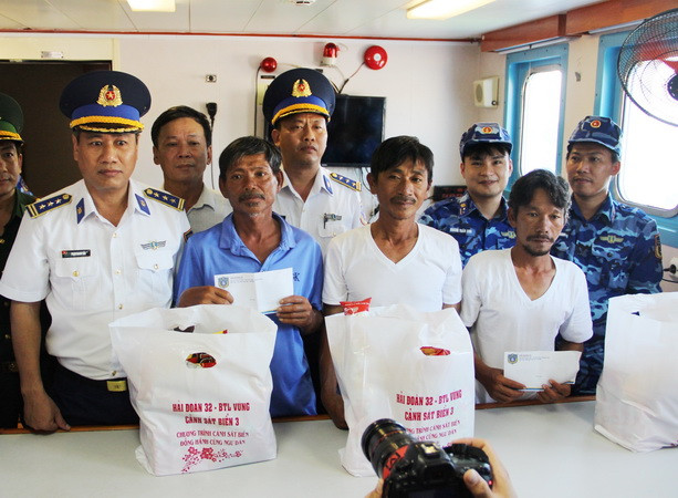 Đại diện Hải đoàn 32, Bộ Tư lệnh Vùng cảnh sát biển 3 trao quà hỗ trợ cho 4 ngư dân gặp nạn may mắn sống sót sau gần 10 ngày lênh đênh trên biển. (Ảnh: Phan Sáu/TTXVN) Tìm thấy 5 thuyền viên trên tàu cá của Bình Thuận bị mất liên lạc ảnh 1