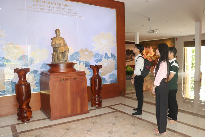 Khách tham quan Nhà trưng bày Bác Hồ tại Khu di tích Nguyễn Sinh Sắc, thành phố Cao Lãnh, tỉnh Đồng Tháp. (Ảnh: Nguyễn Văn Trí/TTXVN) ttxvn_nha san Bac o Dong thap2.jpg