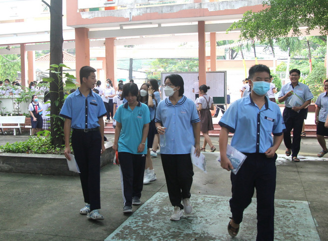 Thí sinh trước giờ làm bài thi môn Ngữ văn tại điểm thi Trường THPT Nguyễn Hữu Huân (thành phố Thủ Đức) năm 2023. (Ảnh: Thu Hoài/TTXVN) ttxvn_TPHCM thi lop 10.jpg