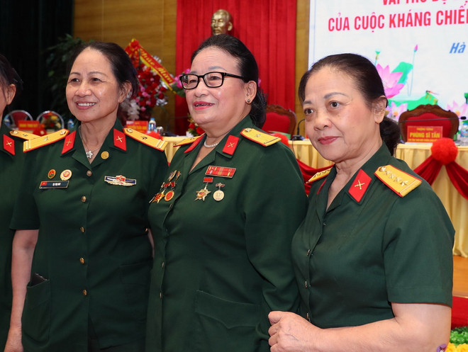Bà Ngô Thị Tuyết (giữa) gặp lại đồng đội năm xưa trong Lễ kỷ niệm 65 năm Ngày mở đường Hồ Chí Minh - Ngày truyền thống Bộ đội Trường Sơn. (Ảnh: Trọng Đức/TTXVN) ttxvn_ba Tuyet chien sy Truong Son.jpg
